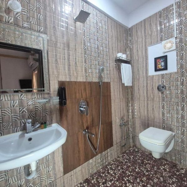 Clean hotel bathroom near Candolim Beach with modern fittings